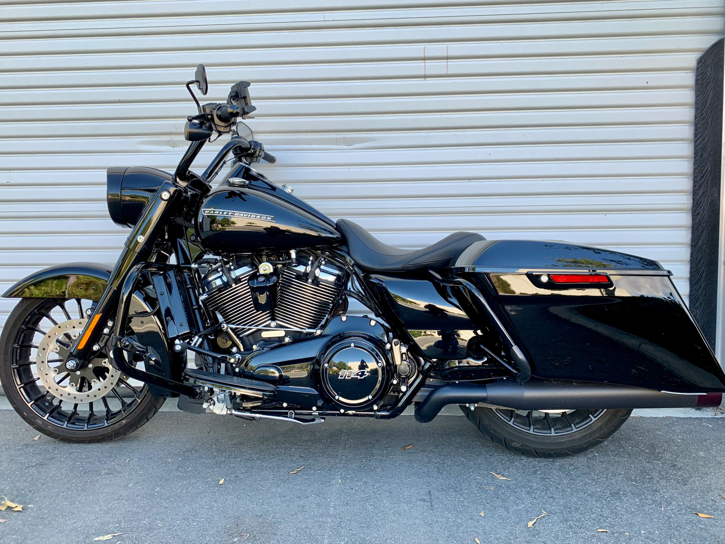 Side Mount Oil Cooler M8 Touring `17 23  Gloss Blk
