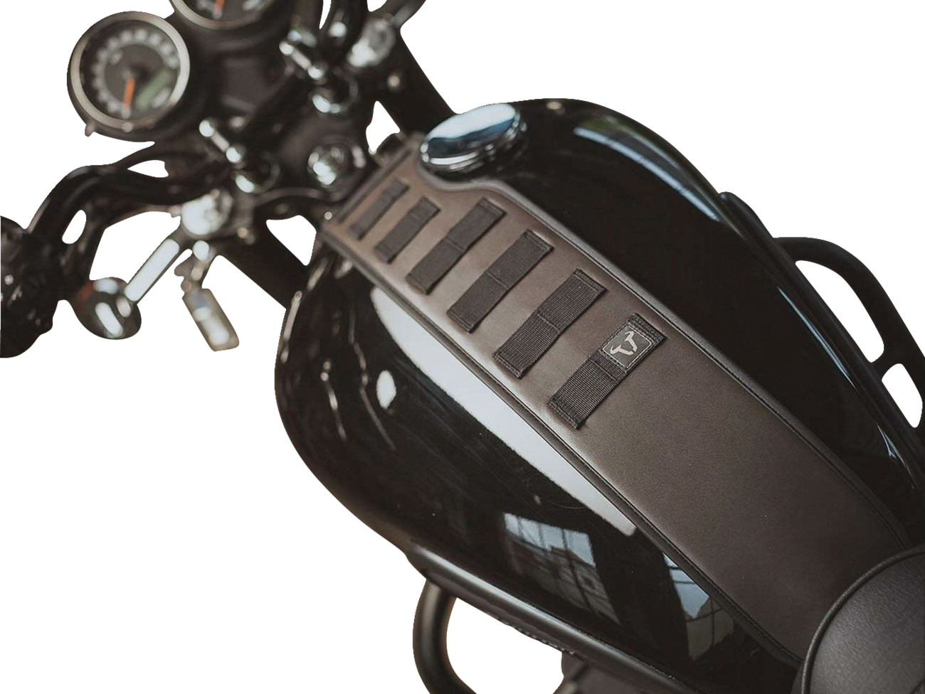 SW-MOTECH Legend Gear Tank Strap System - with LA3 Smartphone Bag - Triumph BC.TRS.11.249.50000