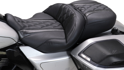 MUSTANG Deluxe One-Piece, 2-Up Seat - Diamond - Black Stitch - FLT/FLH '23-'25 89411