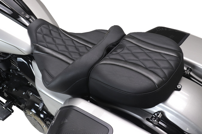 MUSTANG Deluxe One-Piece, 2-Up Seat - Diamond - Black Stitch - FLT/FLH '23-'25 89411