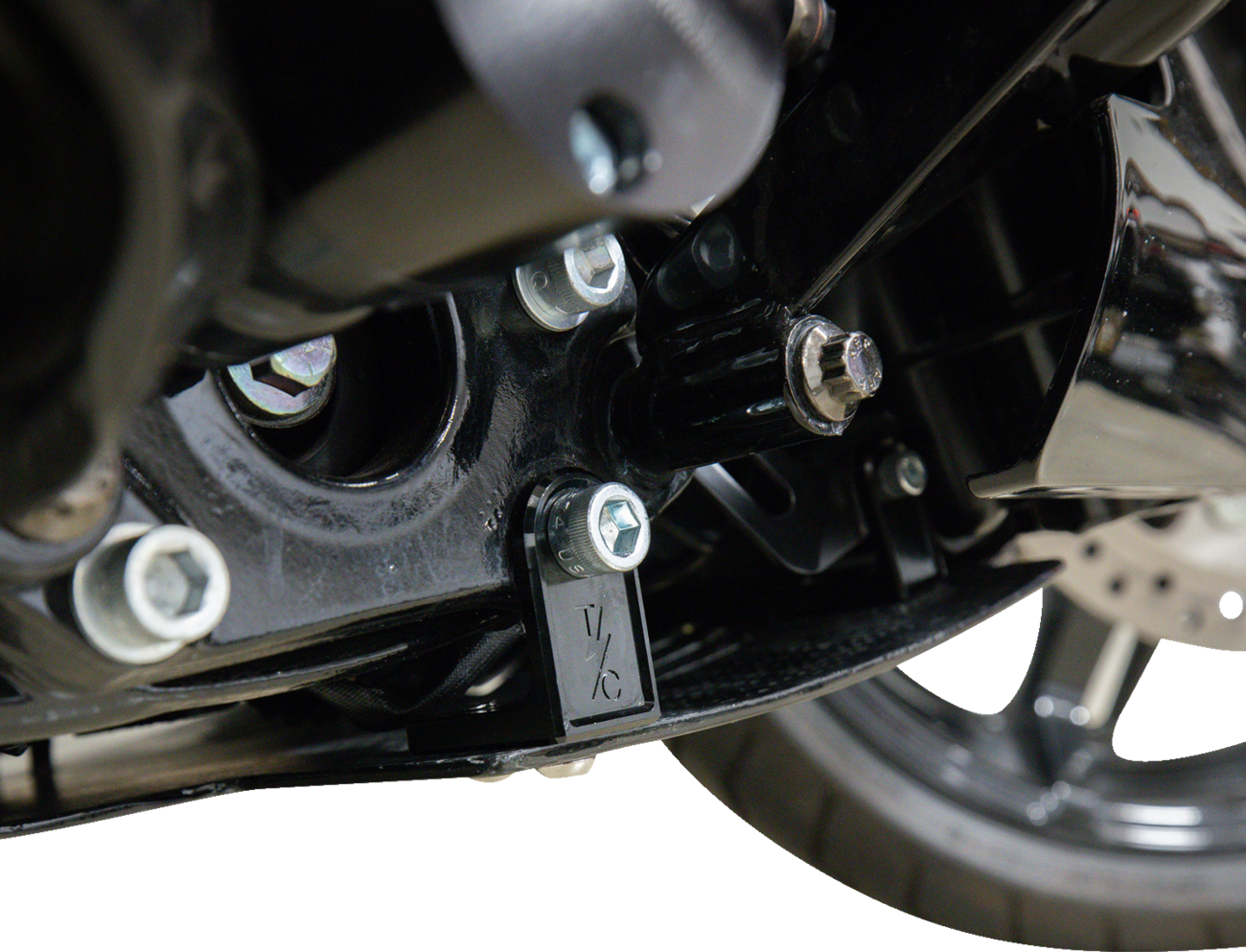 THRASHIN SUPPLY CO. Skid Plate - Carbon Fiber/Gloss - With Black Brackets - FLHX/FLTRX TSC-3034-1