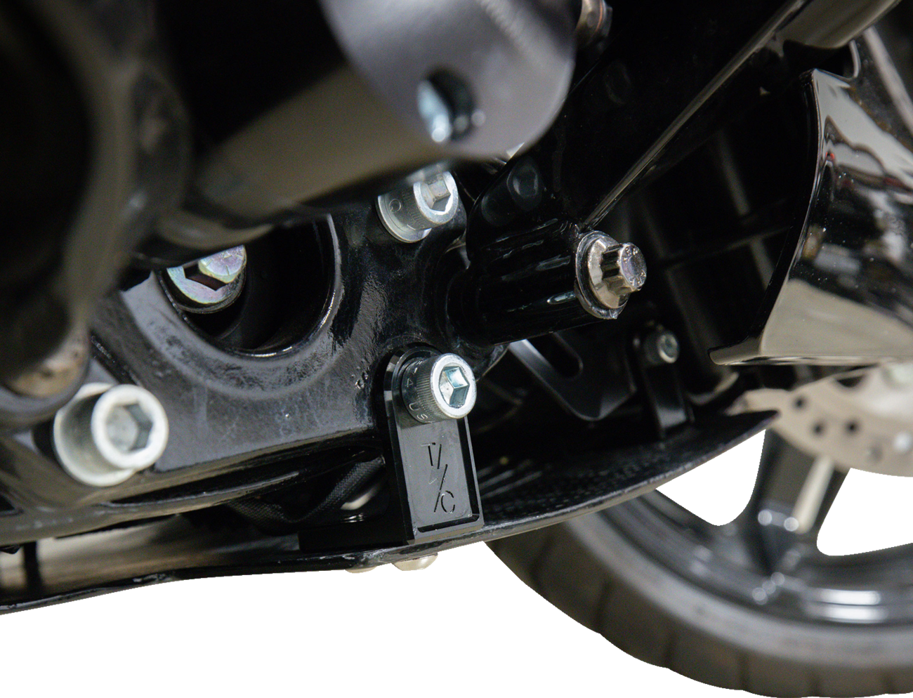 THRASHIN SUPPLY CO. Skid Plate - Carbon Fiber/Forged - With Black Brackets - FLHX/FLTRX TSC-3035-1