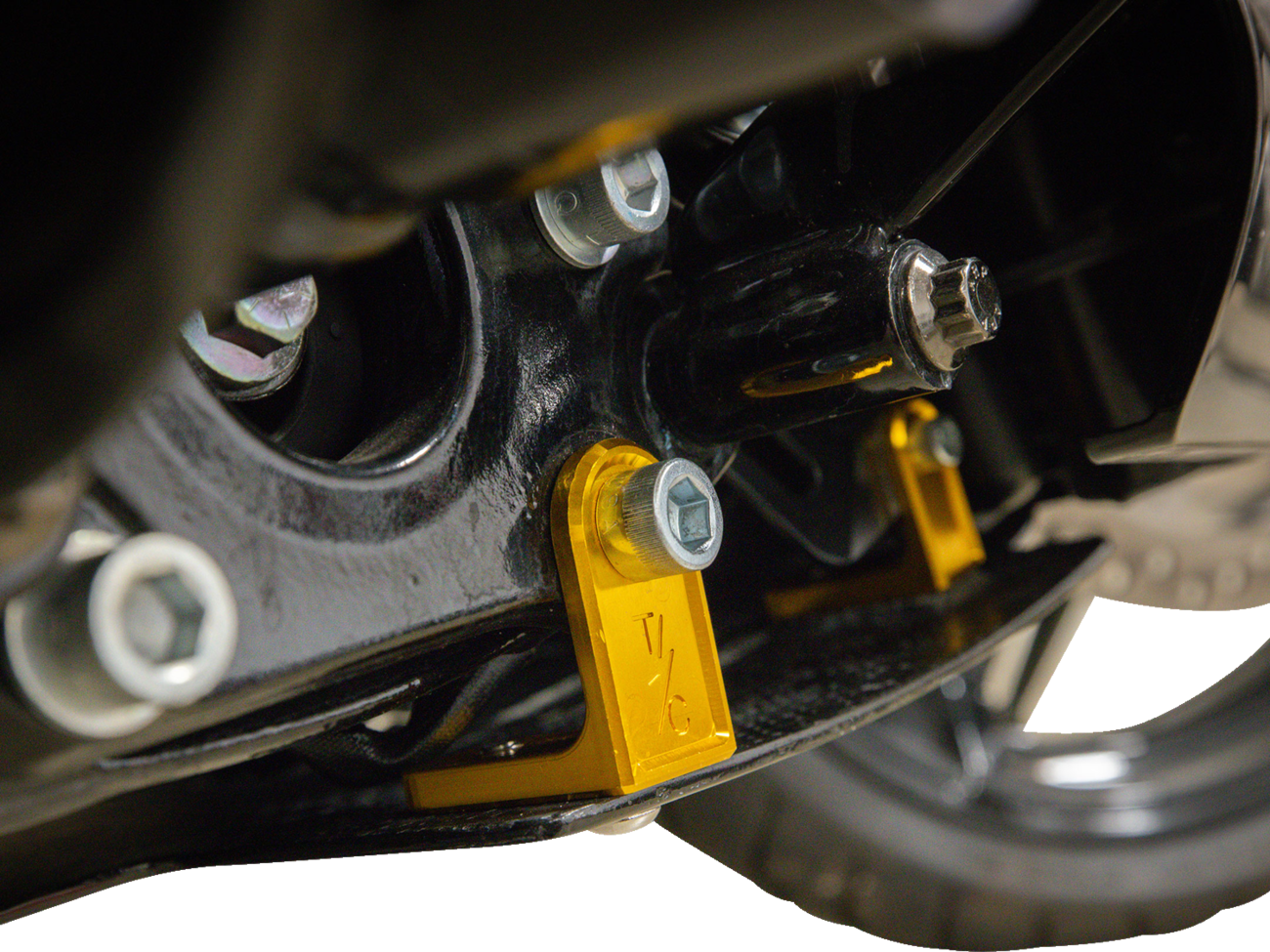 THRASHIN SUPPLY CO. Skid Plate - Carbon Fiber/Forged - With Gold Brackets - FLHX/FLTRX TSC-3035-5