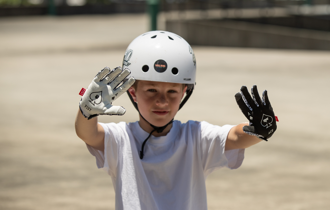FIST HANDWEAR Youth Strapped R-Willy Ace Gloves - Medium F-GSY-01752-M