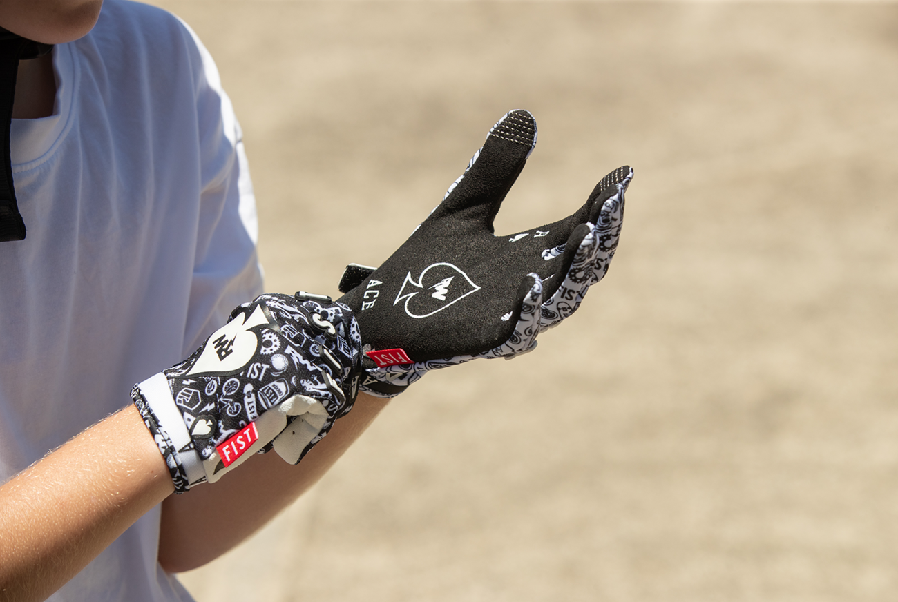 FIST HANDWEAR Youth Strapped R-Willy Ace Gloves - Medium F-GSY-01752-M