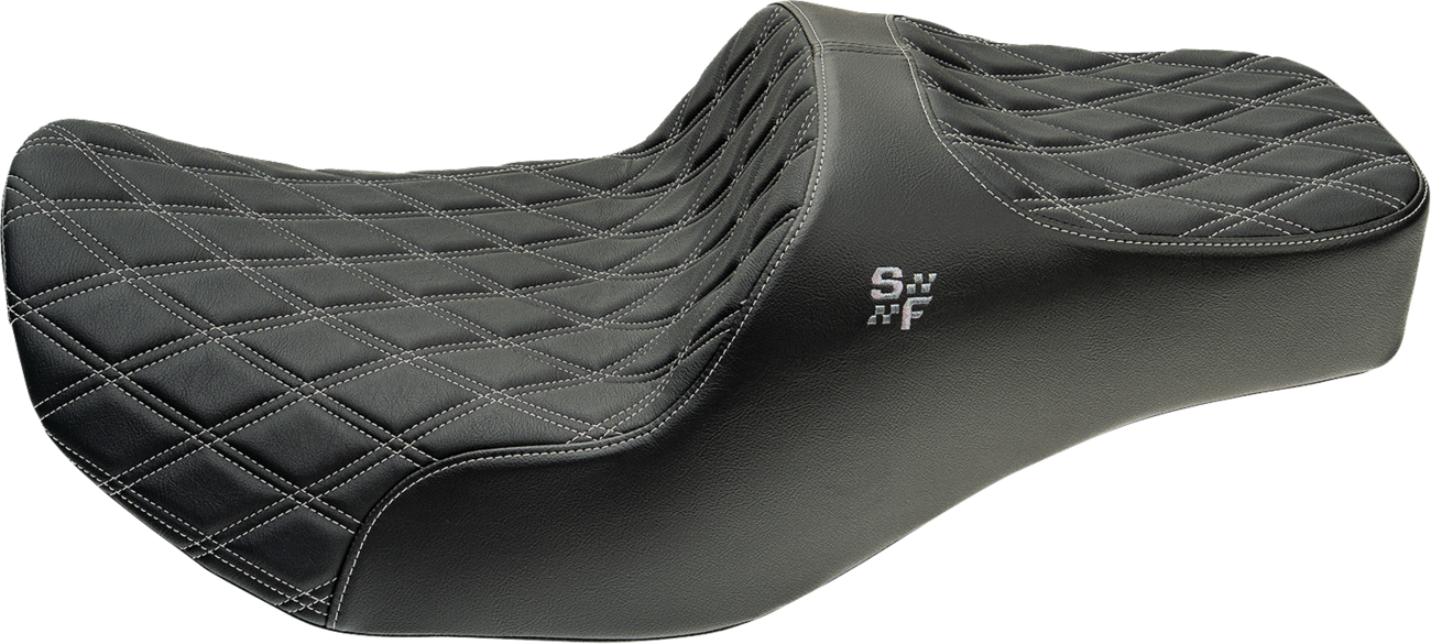 SLYFOX Chariot Seat - Silver Double Diamond Stitch - Silver Logo - FLH/FLT '23.5-'26 4729D