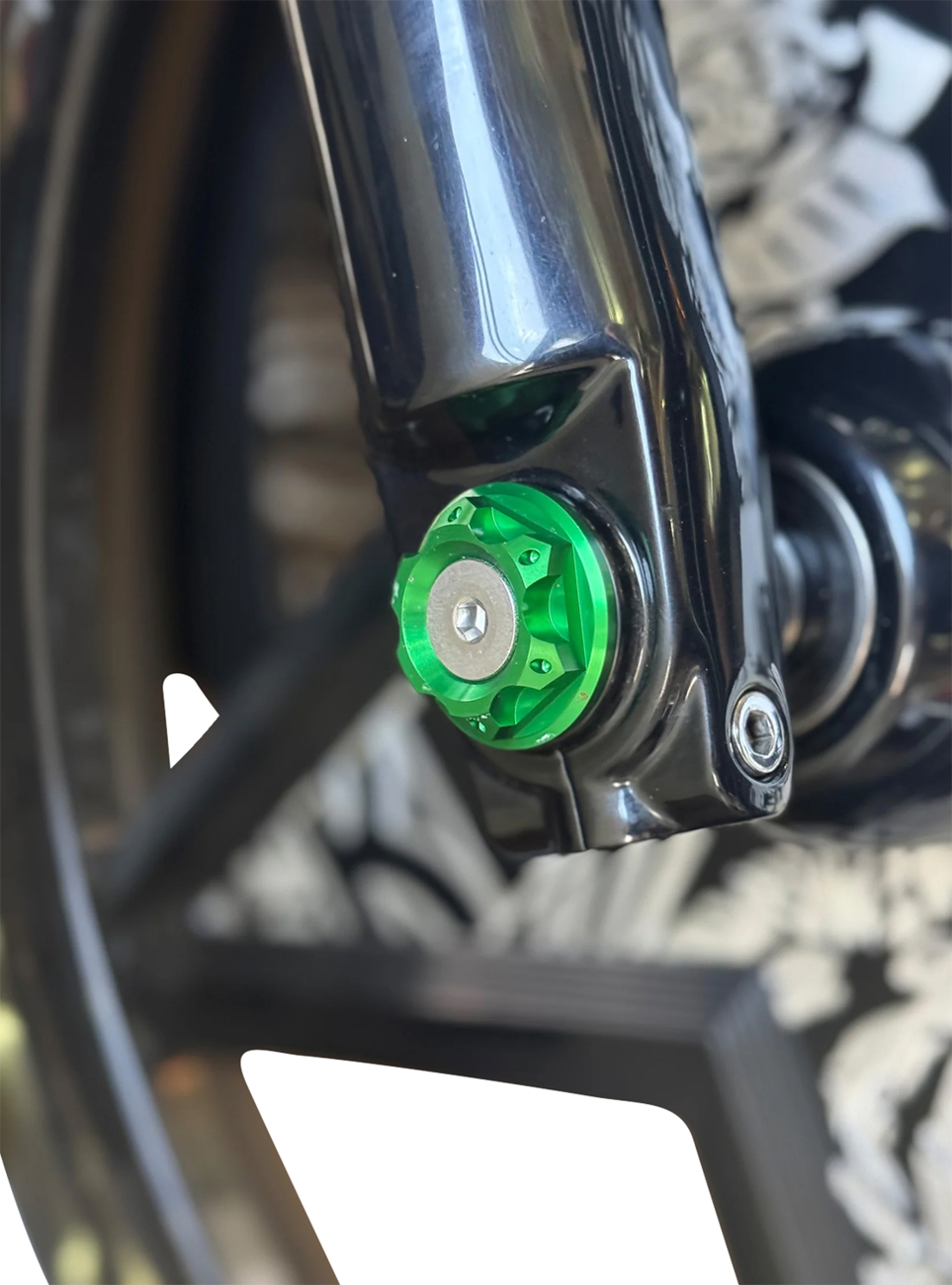 PAUL YAFFE BAGGER NATION Y-Axle with Turret Style Axle Cover Kit - Custom - Front - Green - 25 mm PYO:YAXLE-08-HT-GN