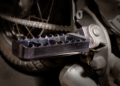 JOKER MACHINE Adjustable Foot Pegs - Serrated - Narrow - Black 08-61-4B