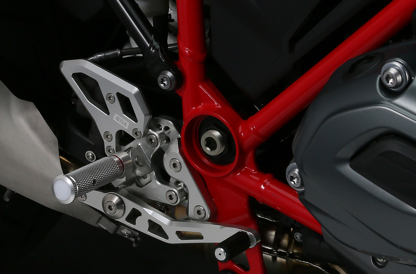 AELLA Carved Footpegs for the BMW R1200R / R1200RS