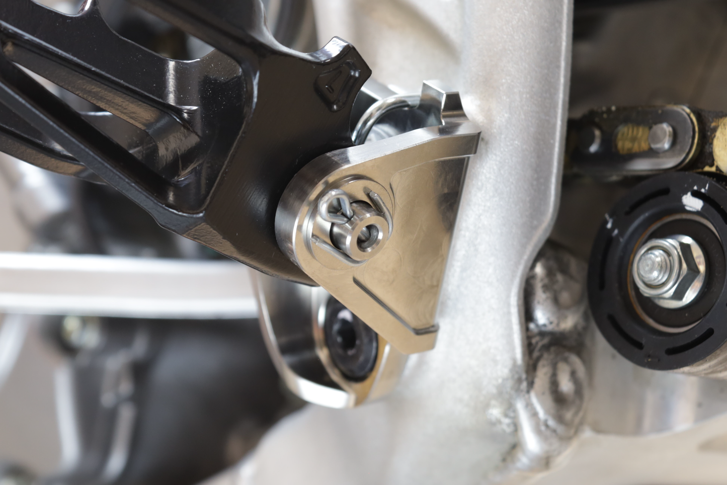 Foot Peg Mount Titanium Crf250/450