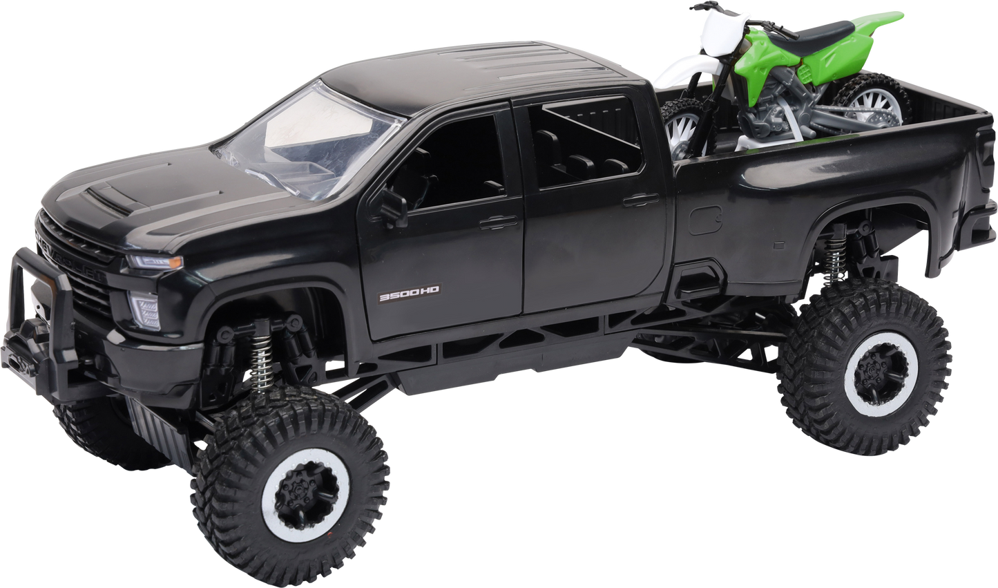 1:20 Scale Chevrolet 3500 Hd Offroad Pickup W/Grn Dirt Bike