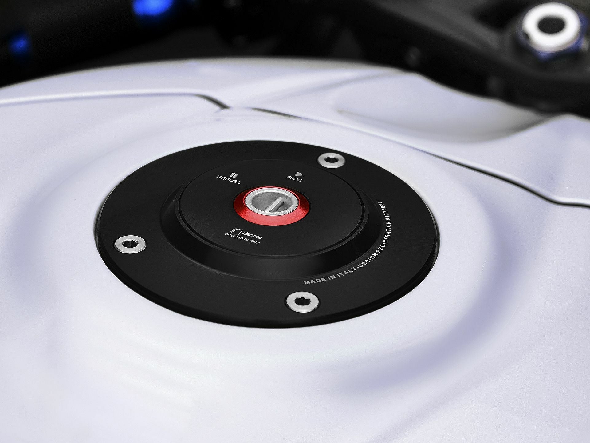 Gas Cap Locking Black Suz